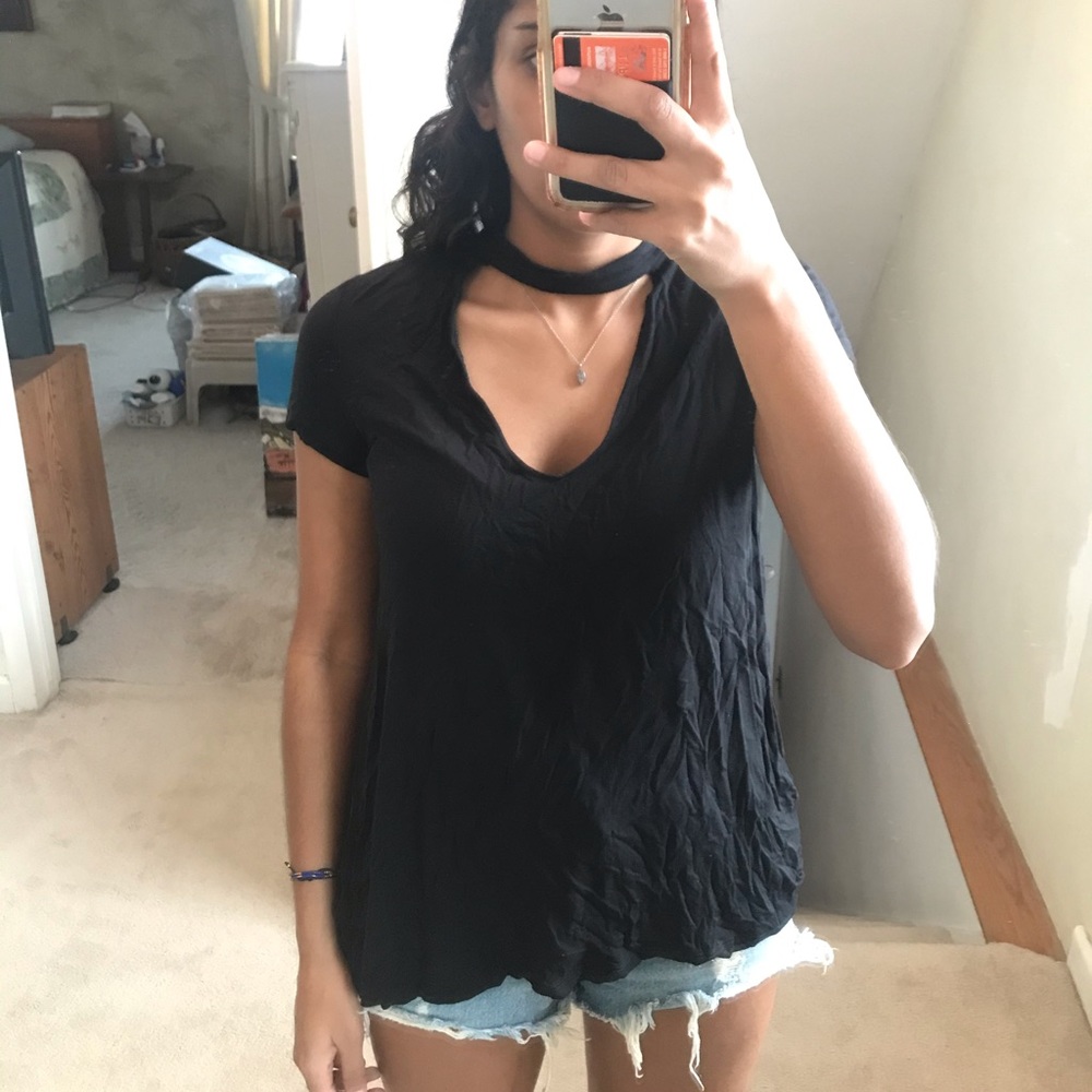 American Eagle black vneck with choker